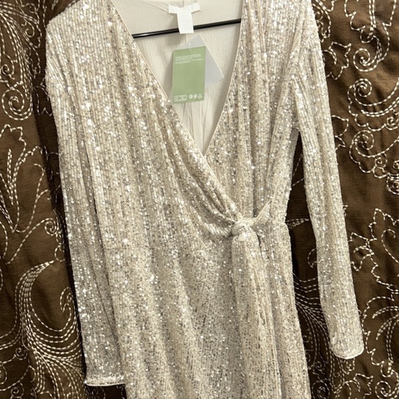 NWT H&M champagne sequin wrap dress. Size small. Perfect for Xmas/new years - Picture 4 of 7